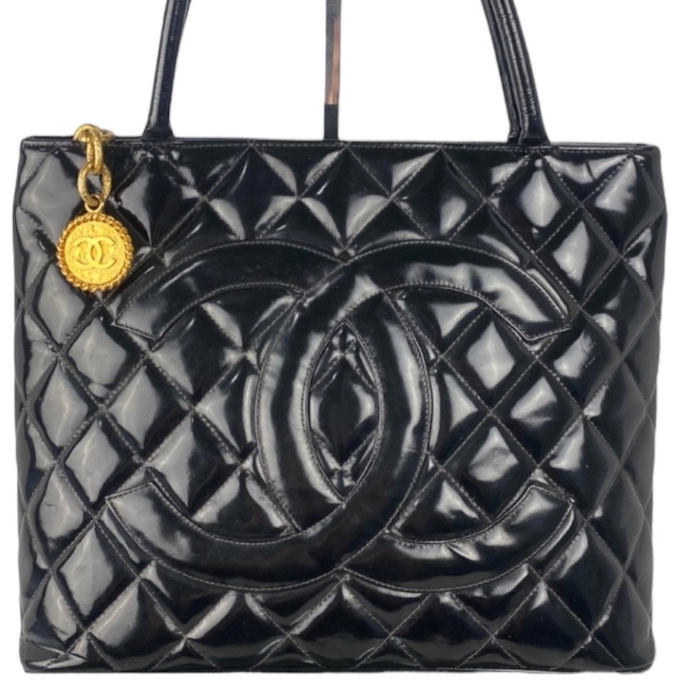 🔥$1399 CHANEL CC PATENT LEATHER MEDALLION TOTE BAG